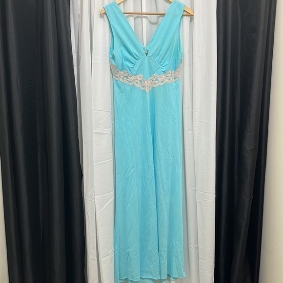 Vintage Blue Figure Flattering Nightgown - Picture 1 of 5